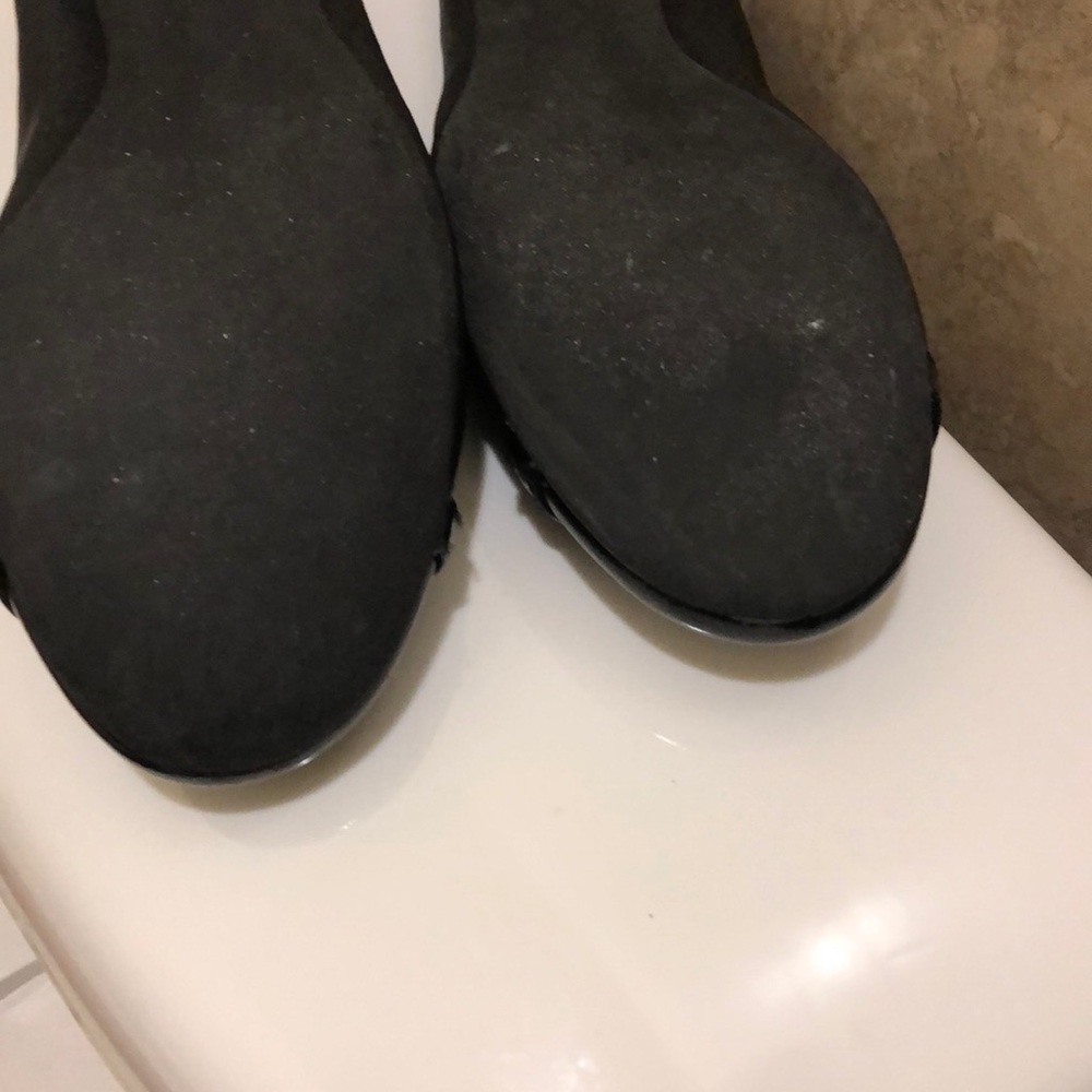 Tory Burch flat black color with gold emblem - Picture 8 of 8